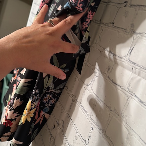 NWT!. Tahari Sport Plus 3x. Floral legging print biker shorts. Side pockets - Picture 4 of 9